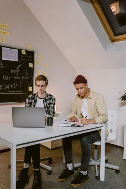 Sticky notes with holiday marketing ideas for Christmas social media and email campaigns.